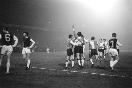 Feijenoordspelers juichen na het doelpunt (1-0) van Willem van Hanegem, Bestanddeelnr 923-4439