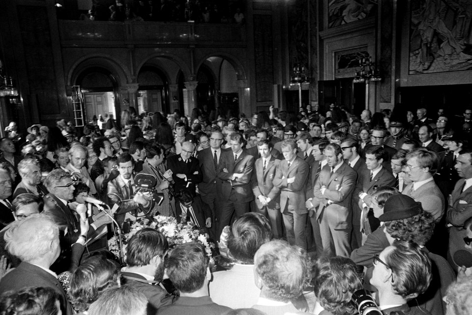 Feijenoordspelers ingehaald in Rotterdam op het stadhuis in het stadhuis Rinus , Bestanddeelnr 923-5071