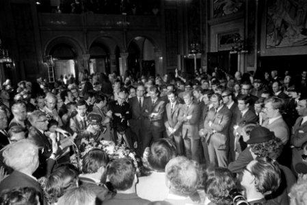 Feijenoordspelers ingehaald in Rotterdam op het stadhuis in het stadhuis Rinus , Bestanddeelnr 923-5071