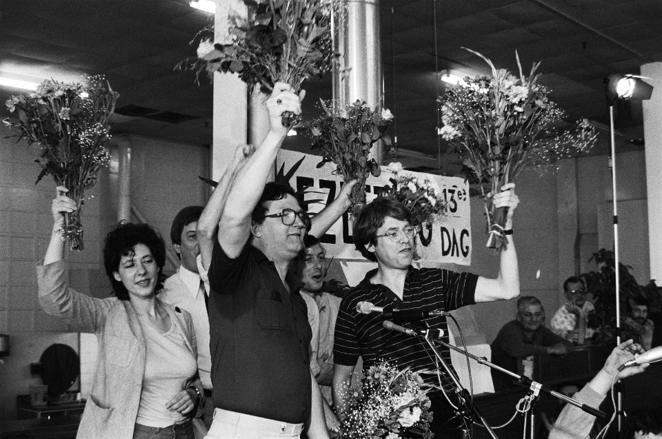 Feestvreugde personeels vergadering in Fordfabriek Amsterdam toenstakingsleider , Bestanddeelnr 931-5832