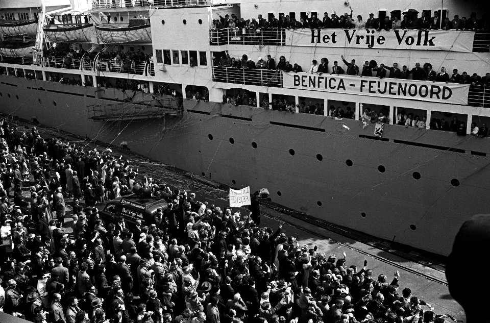 Feijenoordsupporters naar Lissabon Vertrek van de schepen Groote Beer en Waterm, Bestanddeelnr 915-1216