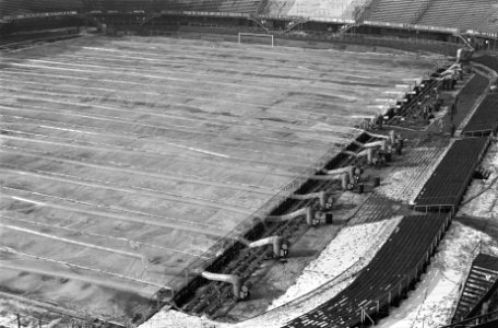 Feijenoordstadion op tijd klaar Het gras onder het plast is al weer te zien, Bestanddeelnr 914-8741