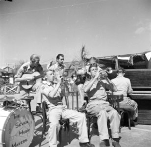 Feest in een militair kamp in Savaneta op Aruba, Bestanddeelnr 252-7998