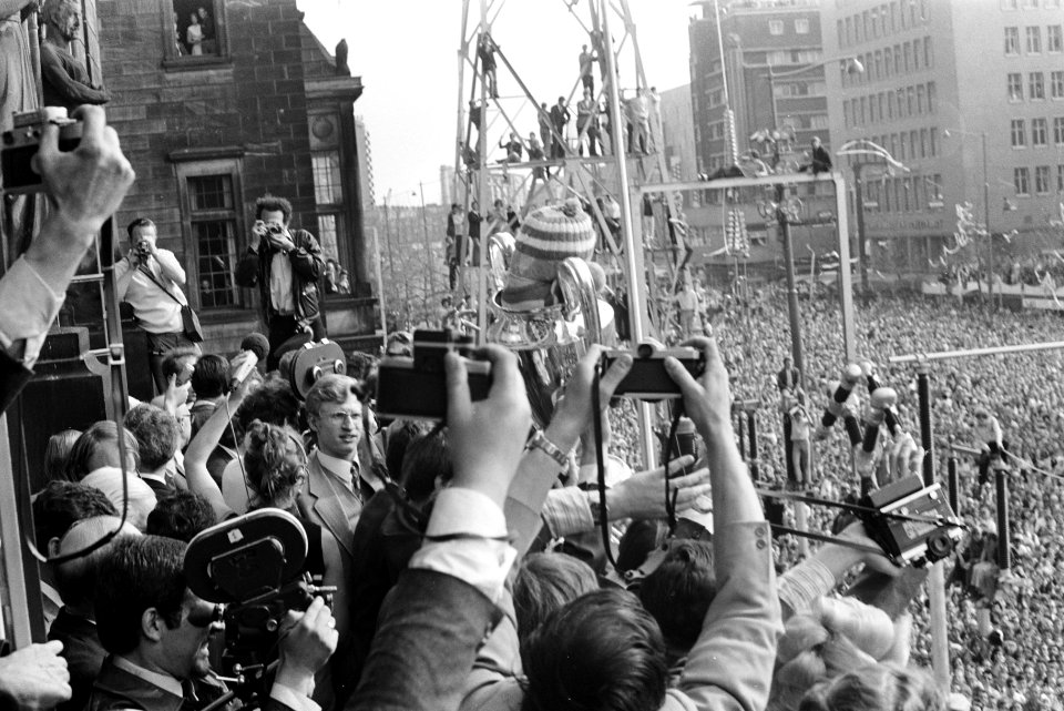 Feijenoordspelers ingehaald in Rotterdam op het stadhuis in het stadhuis Rinus , Bestanddeelnr 923-5063