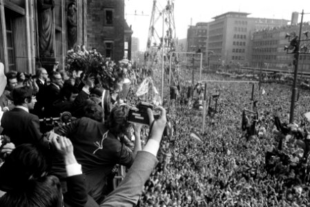 Feijenoordspelers ingehaald in Rotterdam op het stadhuis in het stadhuis Rinus , Bestanddeelnr 923-5066