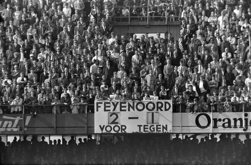 Feijenoord tegen Sparta 2-1 nr. 23 tribune en bord 2-1, Bestanddeelnr 922-2679