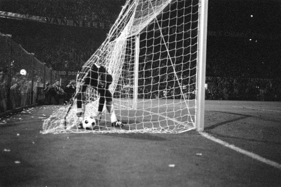 Feijenoord tegen UT Arad Roemenie 1-1 om Europa Cup doelman Gornea haalt bal u, Bestanddeelnr 923-8491