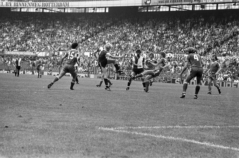 Feijenoord-PEC Petursson schiet op het PEC doel, Bestanddeelnr 930-4029