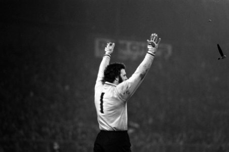 Feijenoord-Ajax 1-5 Keeper Heinz Stuy viert een van de Amsterdamse treffers, Bestanddeelnr 926-2589