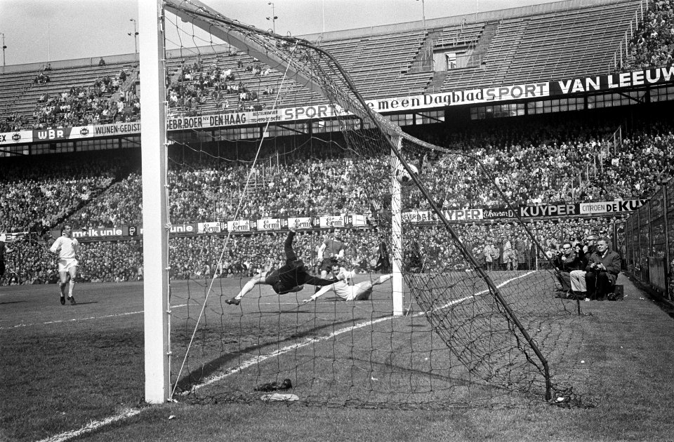 Feijenoord tegen Telstar 4-1 v.l.n.r. keeper van der Meeren, Moulijn en op grond, Bestanddeelnr 922-4272