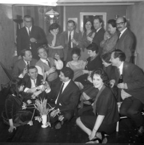 Feest bij Eli Asser o.a. Ko van Dijk, Bestanddeelnr 913-5828