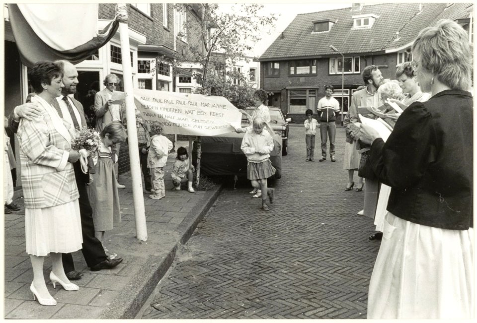 Feest in de Pegasusstraat het echtpaar Hessels is twaalf-en-half jaar getrouwd. NL-HlmNHA 54020915