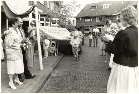 Feest in de Pegasusstraat het echtpaar Hessels is twaalf-en-half jaar getrouwd. NL-HlmNHA 54020915