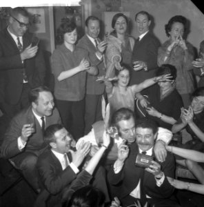 Feest bij Eli Asser o.a. Ko van Dijk, Bestanddeelnr 913-5824