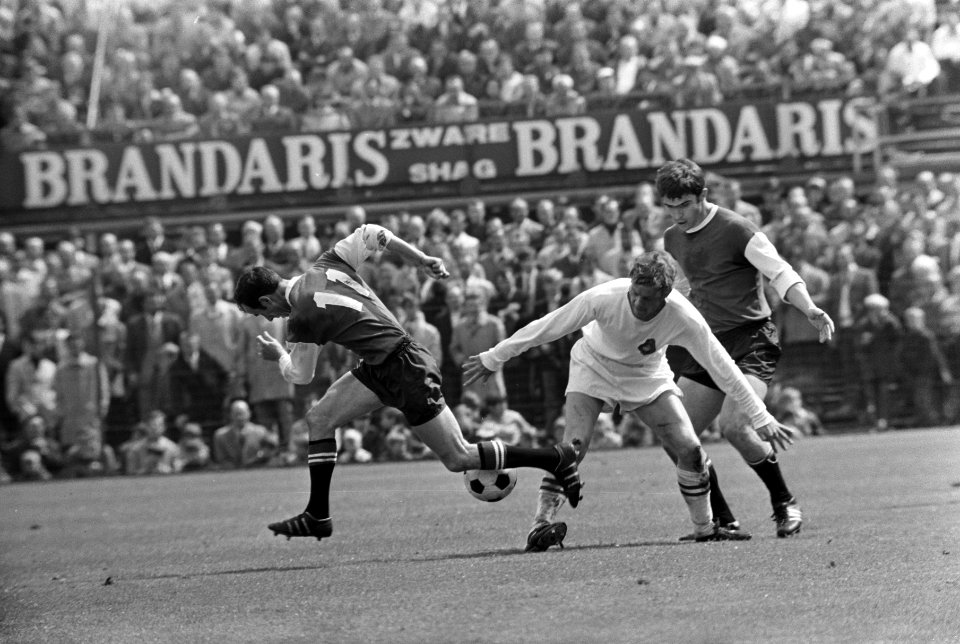 Feijenoord tegen Telstar 4-1. Coen Moulijn in actie, rechts Van Hanegem, Bestanddeelnr 922-4279