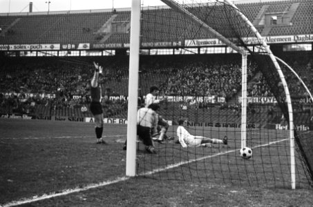 Feijenoord tegen MVV 2-0 Nico Jansen (niet zichtbaar) scoort, Bestanddeelnr 928-4155