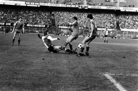 Feijenoord tegen PSV 0-3 Nielsen (links) wordt gestopt door Brandts (rechts) en, Bestanddeelnr 930-6417
