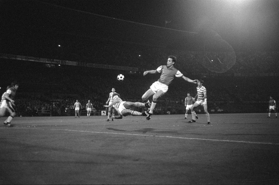 Feijenoord tegen UT Arad Roemenie 1-1 om Europa Cup schot van Ove Kindvall (hoo, Bestanddeelnr 923-8490