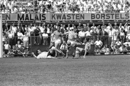 Feijenoord tegen Sparta, voor Feijenoorddoel Pieter Graafland, dan Kraay, Kerkum, Bestanddeelnr 915-2397