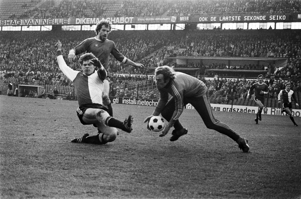 Feyenoord tegen FC Twente 0-2, Nico Jansen in duel met doelman Van Gerven, Bestanddeelnr 929-5376