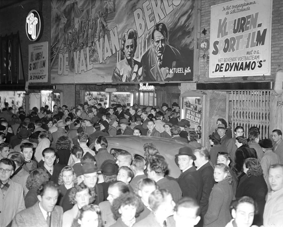 Film De Val van Berlijn in bioscoop Royal te Amsterdam betreft Russische fil…, Bestanddeelnr 904-3434
