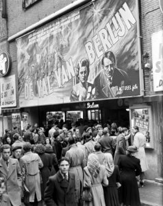 Film De Val van Berlijn in bioscoop Royal te Amsterdam betreft Russische fil…, Bestanddeelnr 904-3433