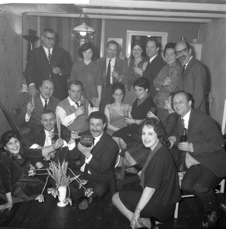 Feest bij Eli Asser o.a. Ko van Dijk, Bestanddeelnr 913-5827