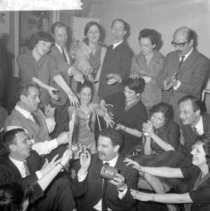 Feest bij Eli Asser o.a. Ko van Dijk, Bestanddeelnr 913-5825