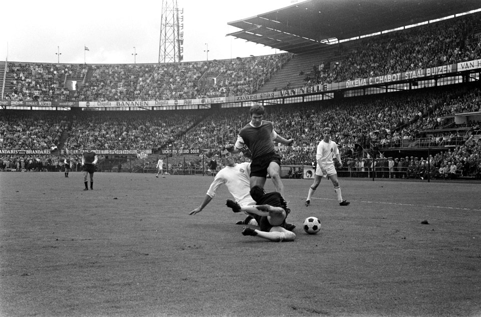 Feijenoord tegen Telstar 4-1. Willem van Hanegem in actie, Bestanddeelnr 922-4281