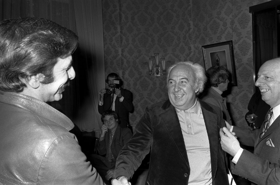 Film Fiddler on the roof in Tuschinsky Amsterdam, vlnr Topol en Lex Goudsmi, Bestanddeelnr 925-0677