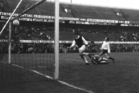 Feijenoord tegen NAC 3-0 Van Hanegem kopt tweede doelpunt, Bestanddeelnr 924-0726