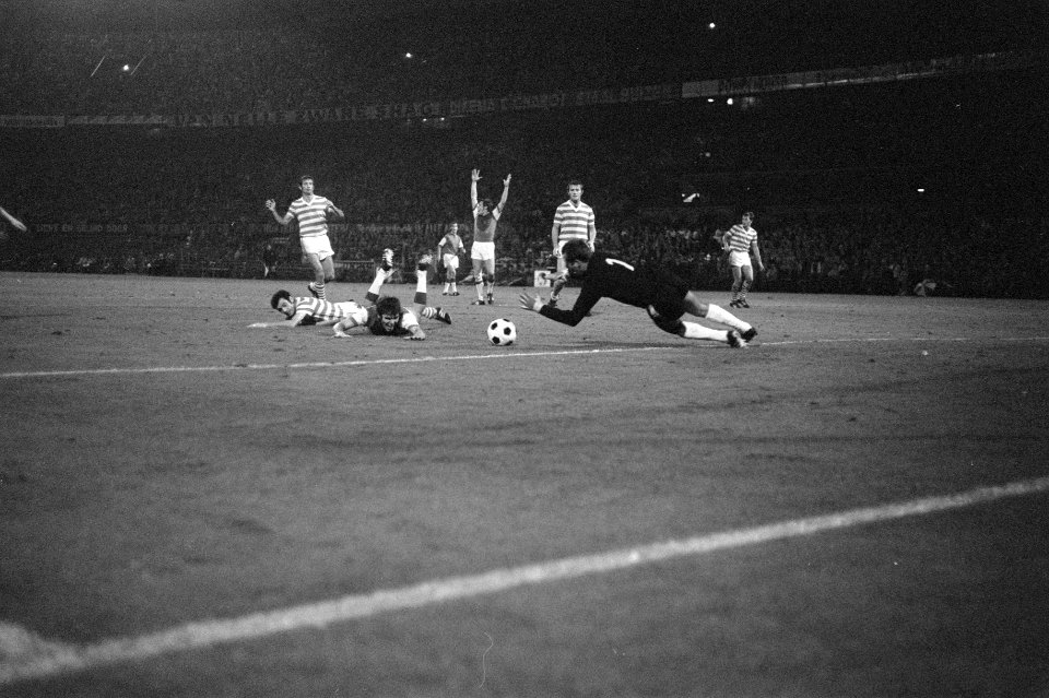 Feijenoord tegen UT Arad Roemenie 1-1 om Europa Cup rechts doelman Gornea duik, Bestanddeelnr 923-8492