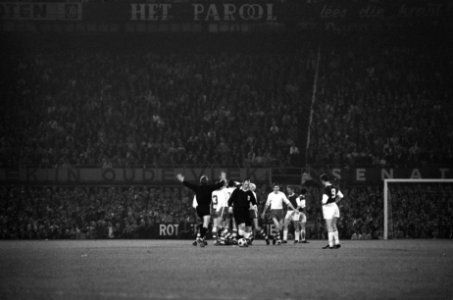 Feijenoord tegen PSV 1-1, in KNVB bekerfinale spelers feliciteren elkaar na de w, Bestanddeelnr 922-5144
