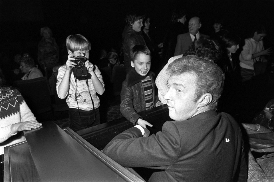 Film van André van Duin Ik ben Joep Meloen in première. Van Duin met kinderen, Bestanddeelnr 931-8630