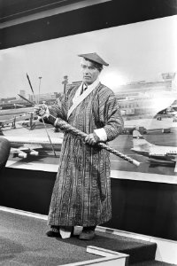 Filmer Jan Boon arriveert uit Boethan in de Himalaya op Schiphol Jan Boon in in, Bestanddeelnr 924-0807