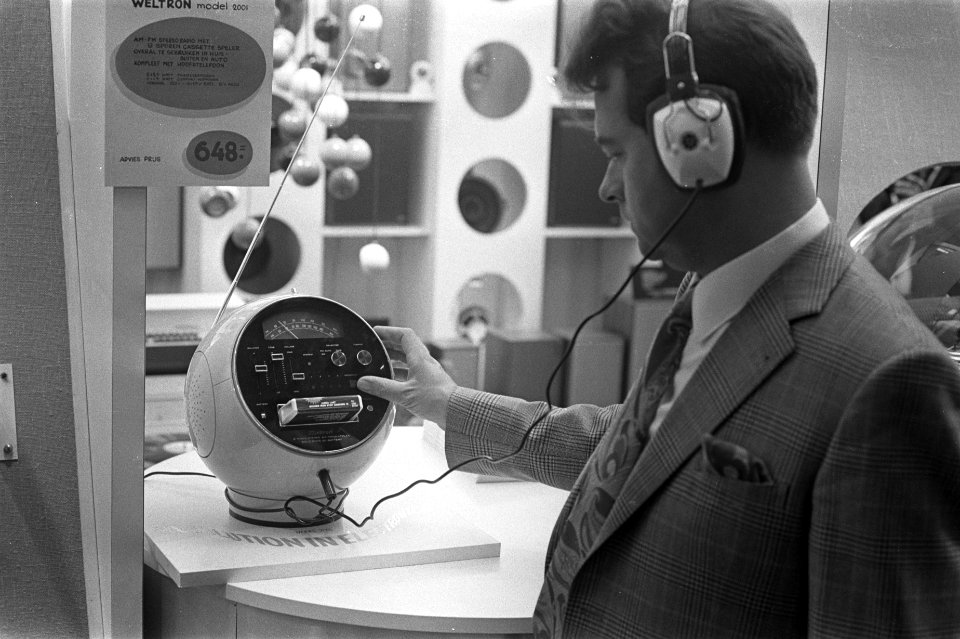 Firato 1971 in RAI Amsterdam, man met draagbare AM en FM stereo-ontvanger, Bestanddeelnr 924-9163