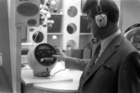 Firato 1971 in RAI Amsterdam, man met draagbare AM en FM stereo-ontvanger, Bestanddeelnr 924-9163