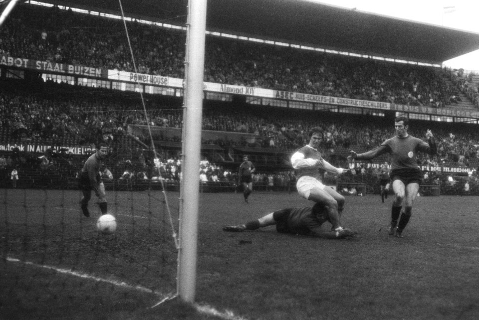 Feijenoord tegen NAC 3-0 Wery passeert Van Dongen en maakt 3-0 (slecht), Bestanddeelnr 924-0725