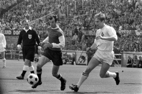Feijenoord tegen Telstar 4-1 Coen Moulijn links, en rechts van Essen, Bestanddeelnr 922-4273