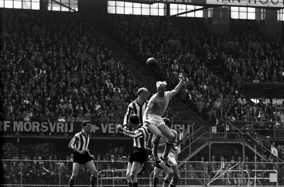 Feijenoord tegen PSV 2-2 Feijjenoordaanval Kruiver geeft kopbal, naast hem Roel, Bestanddeelnr 915-1986