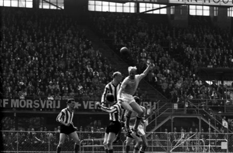 Feijenoord tegen PSV 2-2 Feijjenoordaanval Kruiver geeft kopbal, naast hem Roel, Bestanddeelnr 915-1986