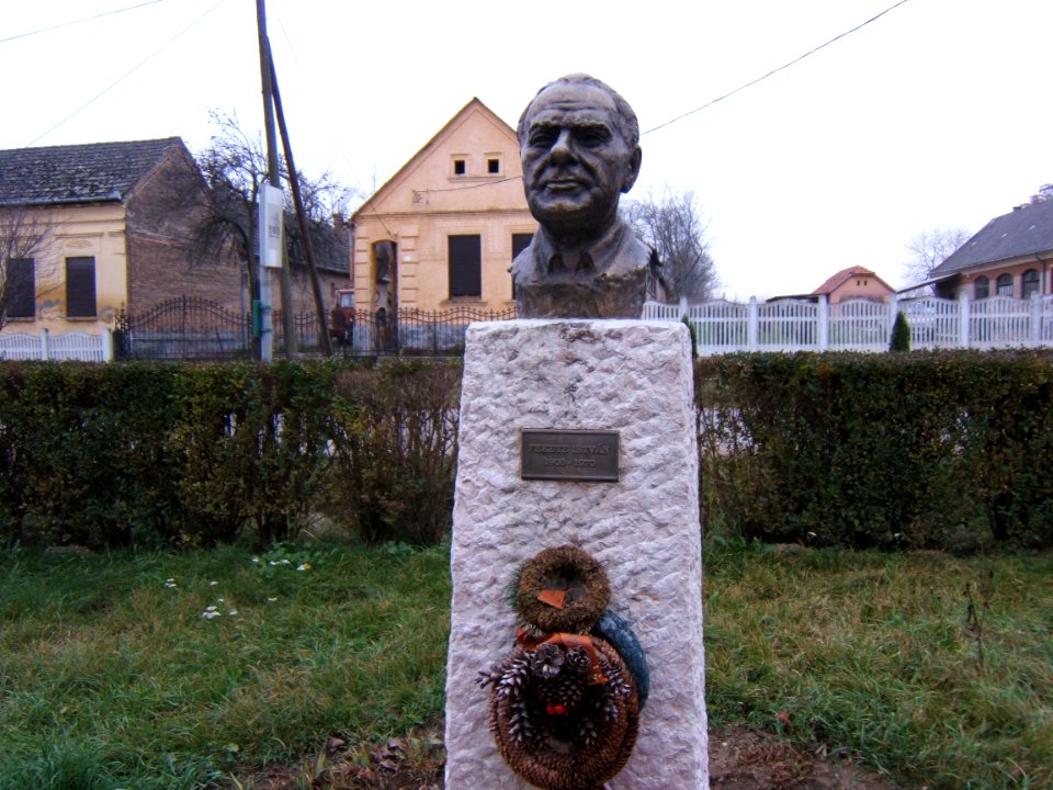 Fekete István mellszobra, Gölle