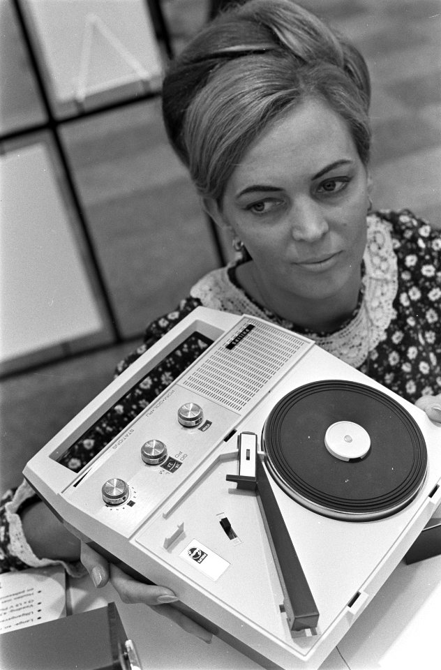 Firato 1967 . Een pick-up-radio combinatie draagbaar op de stand van Philips, Bestanddeelnr 920-7239
