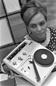Firato 1967 . Een pick-up-radio combinatie draagbaar op de stand van Philips, Bestanddeelnr 920-7239