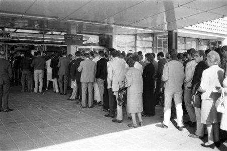 Firatotentoonstelling RAI Amsterdam, rij voor deur, Bestanddeelnr 924-9217