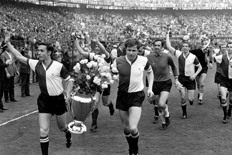 Feijenoord tegen Holland-Sport 8-2 ereronde Feijenoord met Cup voor de wedstrij, Bestanddeelnr 923-5124