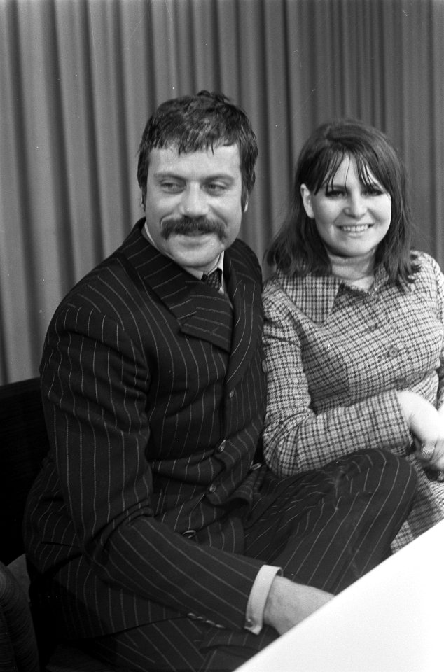 Filmacteur Oliver Reed met echtgenote op Schiphol, Bestanddeelnr 921-9532