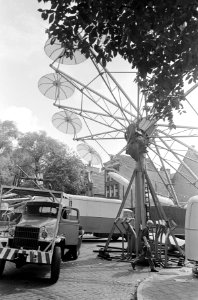 Firato 1967 . Jordaanfestival 1967 . De zweefmolen is klaar voor het fees, Bestanddeelnr 920-6818