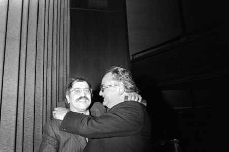Filmer Jan Vrijman en architect Jaap Bakema (r) omhelzen elkaar nadat zij een k…, Bestanddeelnr 924-3928