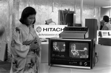 Firato 74 in de RAI televisietoestel met extra beeldscherm voor stopzetten van , Bestanddeelnr 927-4175